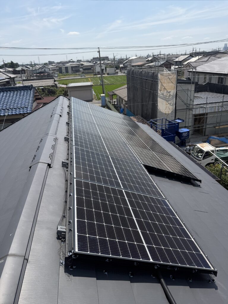 太陽光パネルの下にハトが住み着く？屋根の上で起きている意外な被害と、建物を守るための正しい対策